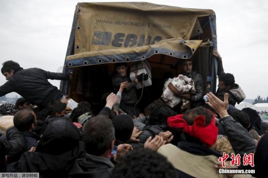 資料圖：希臘Idomeni，移民持續(xù)滯留希臘與馬其頓邊境，蜂擁爭搶救援物資。