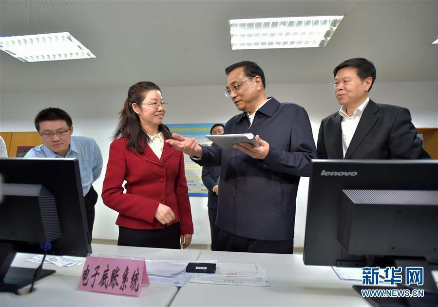 4月1日，中共中央政治局常委、國務(wù)院總理李克強(qiáng)就全面實(shí)施營改增到國家稅務(wù)總局、財(cái)政部考察并主持召開座談會(huì)。這是李克強(qiáng)在國家稅務(wù)總局信息系統(tǒng)監(jiān)控室，向工作人員詳細(xì)了解營改增開票、申報(bào)過程，以及稅收征管信息系統(tǒng)運(yùn)轉(zhuǎn)和技術(shù)保障情況。新華社記者 李濤 攝