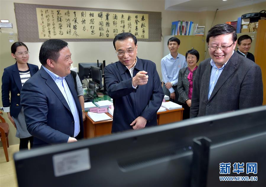 4月1日，中共中央政治局常委、國務(wù)院總理李克強(qiáng)就全面實(shí)施營改增到國家稅務(wù)總局、財(cái)政部考察并主持召開座談會(huì)。這是李克強(qiáng)在財(cái)政部稅政司流轉(zhuǎn)稅處，向工作人員詳細(xì)了解營改增工作推進(jìn)情況。新華社記者 李濤 攝