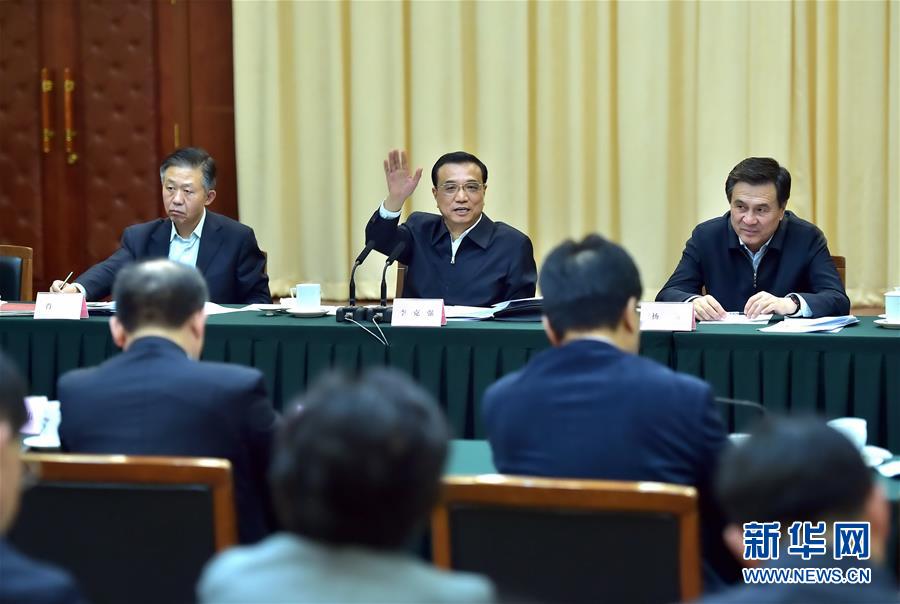 4月1日，中共中央政治局常委、國務(wù)院總理李克強(qiáng)就全面實(shí)施營改增到國家稅務(wù)總局、財(cái)政部考察并主持召開座談會(huì)。這是李克強(qiáng)在財(cái)政部主持召開座談會(huì)并發(fā)表講話。新華社記者 李濤 攝