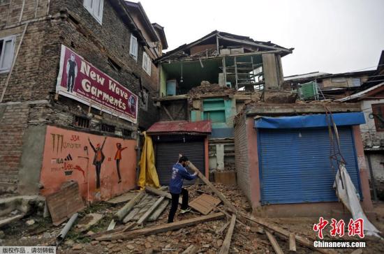 當地時間2016年4月10日，巴基斯坦白沙瓦，受傷的民眾被送往醫院。地震造成2人死亡，數十人受傷。當天14時58分(北京時間18時28分)，阿富汗興都庫什地區發生地震。據中國地震臺網測定，震級為7.1級。