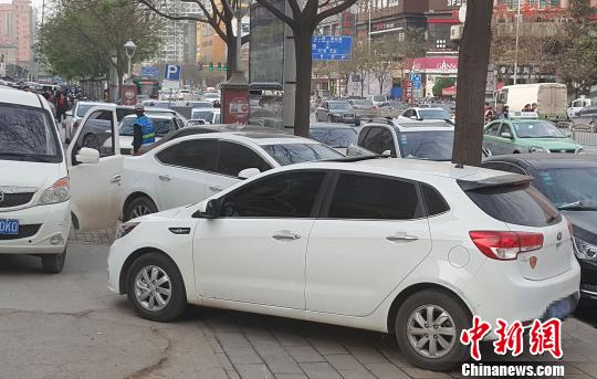 鄭州臨時停車收費亂象叢生管理員：不違規收費不掙錢