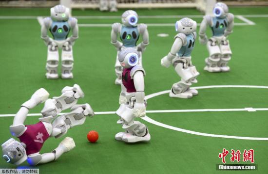 資料圖：2015年07月19日，安徽省合肥市，第19屆RoboCup機器人世界杯賽開賽，機器人在球場上“拼搏”。