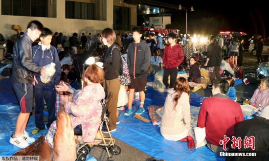 躲避地震的益城町民眾。據(jù)日本政府消息，至少有19棟房屋在地震中倒塌，多人被困或被壓。據(jù)日本NHK最新消息，目前地震已造成9人死亡，950余人受傷。
