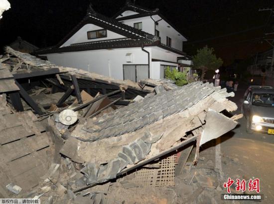 熊本縣建筑受損嚴(yán)重。據(jù)日本政府消息，至少有19棟房屋在地震中倒塌，多人被困或被壓。日本廣播協(xié)會(NHK)報道說，據(jù)日本NHK最新消息，目前地震已造成9人死亡，950余人受傷。