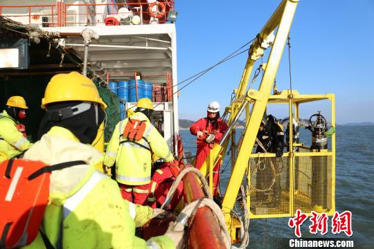韓國“世越號”沉船抬吊船艏作業準備有序推進