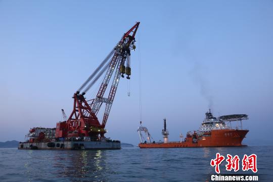 上海打撈局大力號與深潛號在作業(yè)現(xiàn)場協(xié)同作業(yè)。　張亨偉 攝