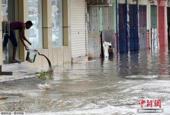 當地民眾用水桶將屋內的積水舀出。