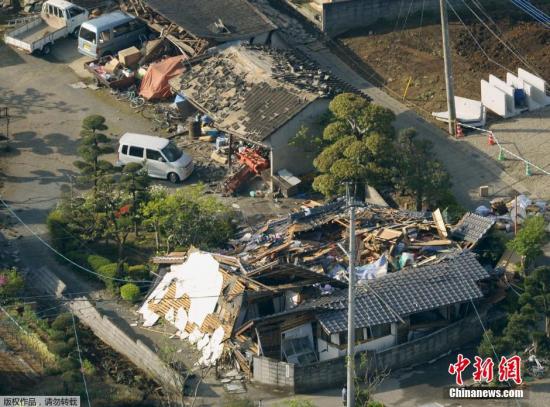 在地震中損毀的房屋。據(jù)日本NHK最新消息，目前熊本地震已造成9人死亡。