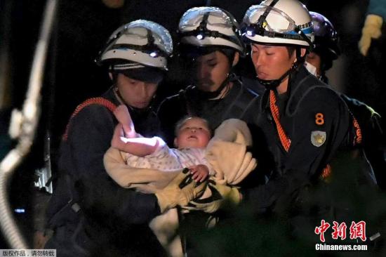 據日本電視臺報道,在地震發生后約6個小時的15日凌晨,當地救援人員在倒塌的房屋中解救出一名出生僅8個月的嬰兒。