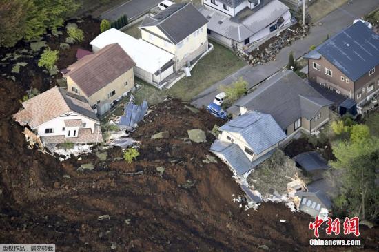 日本九州于當地時間4月16日凌晨發生里氏7.3級地震。據日媒報道，以熊本、大分兩縣為中心接連發生地震的災區本月18日迎來了主震后的首個工作日。據統計，目前死者已增至42人、9人下落不明。圖為當地時間4月16日航拍的日本熊本縣地震引發的南阿蘇城附近山體滑坡。