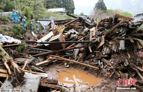 熊本地震引發(fā)阿蘇郡山體滑坡，多座房屋被毀。日本氣象廳說(shuō)，此次連環(huán)強(qiáng)震伴隨大量余震，盡管災(zāi)區(qū)17日天氣轉(zhuǎn)晴，但災(zāi)民應(yīng)繼續(xù)防范山體滑坡等次生災(zāi)害。