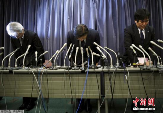 4月20日，日本東京，三菱汽車社長相川哲郎（左二）出席新聞發布會。據媒體報道，三菱汽車承認操縱燃油經濟性測試結果。根據該公司公告，受影響車型包括供應日產汽車的車型。兩家公司正在緊急磋商賠償事宜。三菱還在對海外車輛進行檢查。