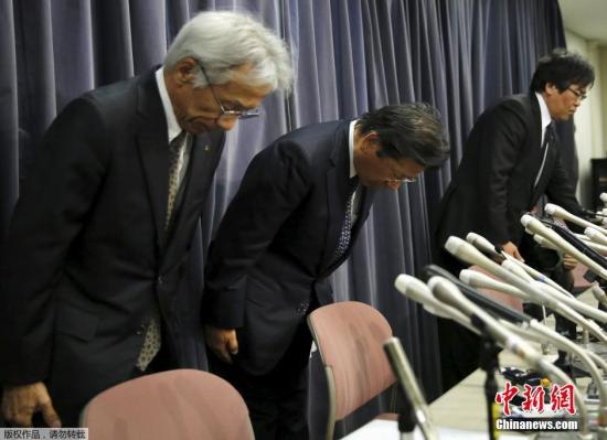 4月20日，日本東京，三菱汽車社長相川哲郎（左二）出席新聞發布會。據媒體報道，三菱汽車承認操縱燃油經濟性測試結果。根據該公司公告，受影響車型包括供應日產汽車的車型。兩家公司正在緊急磋商賠償事宜。三菱還在對海外車輛進行檢查。