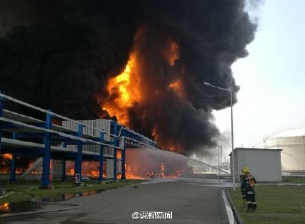 江蘇靖江化工倉儲點爆炸兩油罐被燒塌大火仍在燒