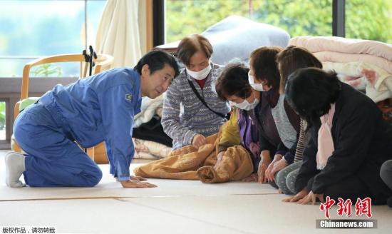 當地時間2016年4月23日，日本首相安倍晉三前往熊本縣南阿蘇村臨時安置點激勵災民。