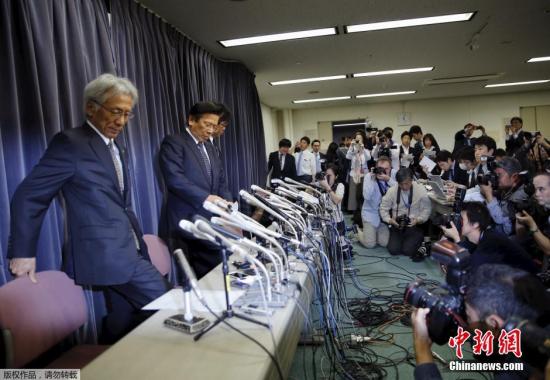 4月20日，日本東京，三菱汽車社長(zhǎng)相川哲郎（左二）出席新聞發(fā)布會(huì)。據(jù)媒體報(bào)道，三菱汽車承認(rèn)操縱燃油經(jīng)濟(jì)性測(cè)試結(jié)果，存在違規(guī)的汽車在接受正規(guī)測(cè)試時(shí)油耗會(huì)增加5%至10%左右。根據(jù)該公司公告，受影響車型包括供應(yīng)日產(chǎn)汽車的車型。兩家公司正在緊急磋商賠償事宜。三菱還在對(duì)海外車輛進(jìn)行檢查。