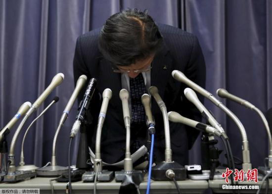 4月20日，日本東京，三菱汽車社長相川哲郎出席新聞發布會。據媒體報道，三菱汽車承認操縱燃油經濟性測試結果，存在違規的汽車在接受正規測試時油耗會增加5%至10%左右。根據該公司公告，受影響車型包括供應日產汽車的車型。兩家公司正在緊急磋商賠償事宜。三菱還在對海外車輛進行檢查。