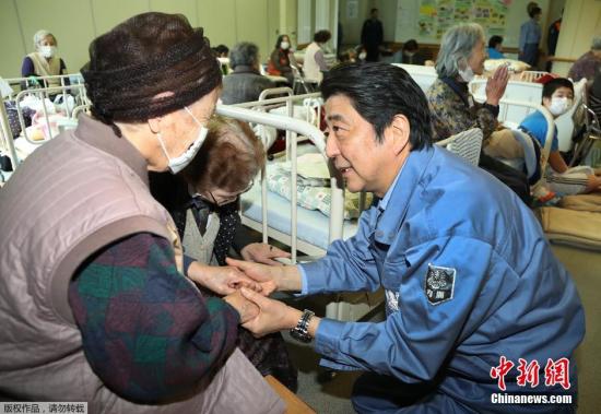 當地時間2016年4月23日，日本首相安倍晉三前往熊本縣南阿蘇村臨時安置點激勵災民。