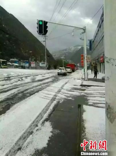 甘肅宕昌遭“冰雹雨”襲擊城區路燈和車玻璃受損