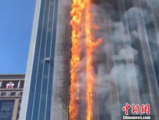 南京大風天突發火情：高樓瞬時被“火蛇”直燎20層樓