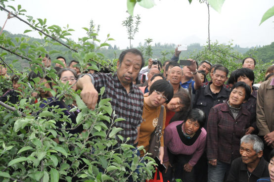 　　“老山人”李保國生前每次來山上講課，村里老老小小都趕來在認(rèn)真地聽。