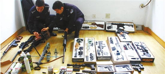 13歲兒子愛槍老爸購走私高仿氣槍幫其建“軍火庫”