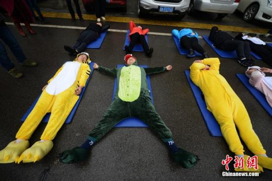 3月20日，世界睡眠日前夕，被譽為中國“睡眠先生”的唐堂帶領眾多市民來到長沙街頭進行“睡大街”公益行為藝術展示。 楊華峰 攝
