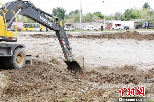 新疆賽果高速公路降雨致道路損毀嚴重目前單線通行