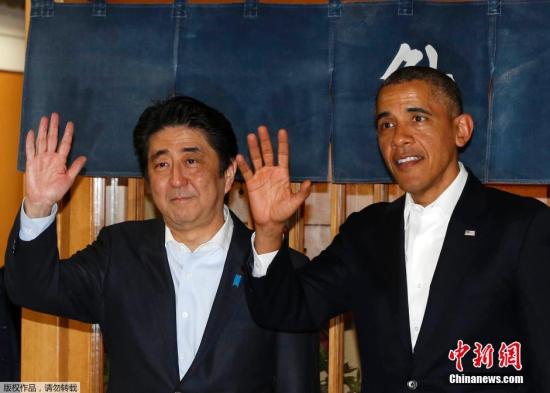 據日本共同社報道，日本首相安倍晉三23日晚在位于東京銀座的高級壽司店，以非官方正式晚宴的方式款待美國總統奧巴馬。安倍以奧巴馬喜愛之物予以款待，有意顯示日美首腦間的親密關系。