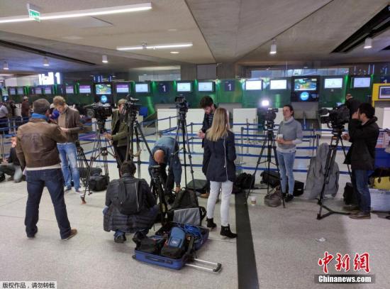 大批媒體記者云集巴黎戴高爾國際機場埃航柜臺前。