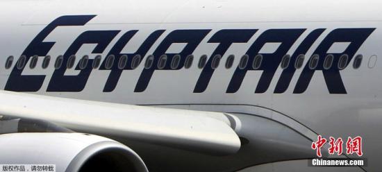 據外媒報道，埃及航空公司一架從巴黎飛往開羅的飛機當地時間5月19日凌晨在雷達上消失，機上載有66人。客機是在距離埃及領空還有80英里的空中失聯的。據悉，該客機為埃及航空公司MS804，機型為空客A320。圖為2013年9月5日，埃航客機停泊在開羅機場。