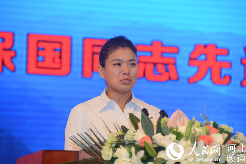 李保國教授的學(xué)生、河北綠嶺果業(yè)有限公司技術(shù)總監(jiān)陳利英以《我們的嚴(yán)師慈父》為題作報告。陳汝健 攝