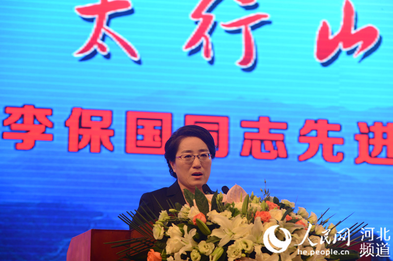 河北農(nóng)業(yè)大學(xué)教師、李保國助手齊國輝以《把論文寫在太行山上》為題作報告。陳汝健 攝