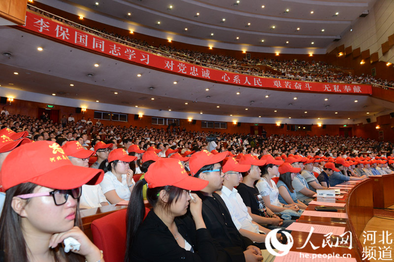 河北農(nóng)業(yè)大學(xué)教授、博士生導(dǎo)師李保國先進(jìn)事跡報告會在石家莊河北會堂舉行。圖為在場觀眾流下了感動的淚水。陳汝健 攝