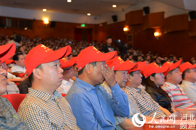 河北農(nóng)業(yè)大學(xué)教授、博士生導(dǎo)師李保國先進(jìn)事跡報告會在石家莊河北會堂舉行。圖為在場觀眾流下了感動的淚水。陳汝健 攝