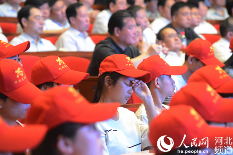 河北農(nóng)業(yè)大學(xué)教授、博士生導(dǎo)師李保國先進(jìn)事跡報告會在石家莊河北會堂舉行。圖為在場觀眾流下了感動的淚水。陳汝健 攝