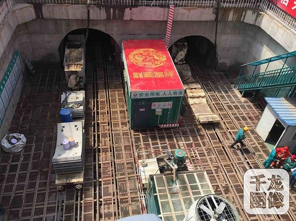 19日，記者采訪槐房再生水廠。圖為槐房再生水廠盾構(gòu)機(jī)始發(fā)井，圖中左邊的隧道為污水進(jìn)水口，圖中右邊的隧道為再生水出水口。千龍網(wǎng)記者 秦勝南攝