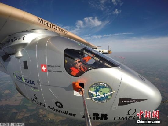 當地時間5月25日，世界最大太陽能飛機“陽光動力2號”從美國俄亥俄州起飛前往賓夕法尼亞州，飛行員貝特朗·皮卡爾空中玩自拍。24日早上，風扇電源故障導致機庫放氣，放氣過程中機庫輕輕碰擦了飛機的零部件，導致俄亥俄州代頓市到賓夕法尼亞州阿倫敦的行程推遲了一天。