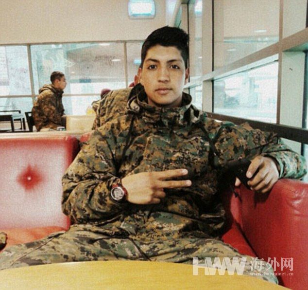 男子全裸跳進獅籠喂獅子 自稱是先知
