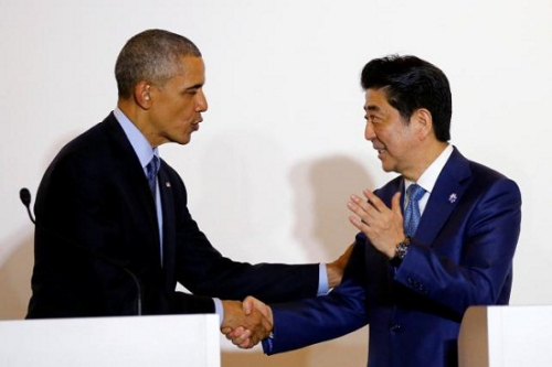 奧巴馬和安倍在G7峰會上握手。