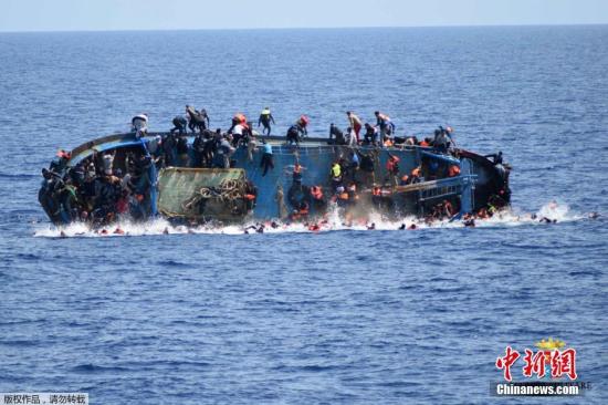 當(dāng)?shù)貢r間5月25日，利比亞近海海域，一艘滿載難民的船只即將傾覆，船上的難民紛紛跳海逃生。意大利海軍方面透露，至少7名難民因超載偷渡船側(cè)翻溺斃。海軍稱，目前已經(jīng)有至少有500名難民獲救，隨著救援行動的進行，死亡人數(shù)可能會進一步上升。