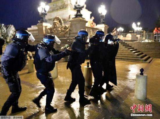 資料圖：當地時間2016年4月4日，法國波爾多，法國警察在“球迷區”參加模擬恐襲演習，備戰2016年法國歐洲杯安保。