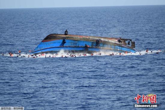 當地時間5月25日，利比亞近海海域，一艘滿載難民的船只即將傾覆，船上的難民紛紛跳海逃生。