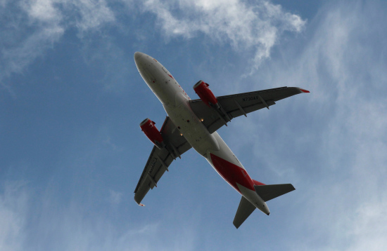 空中驚魂！哥國一航班遇氣流23人傷空姐臉劃傷