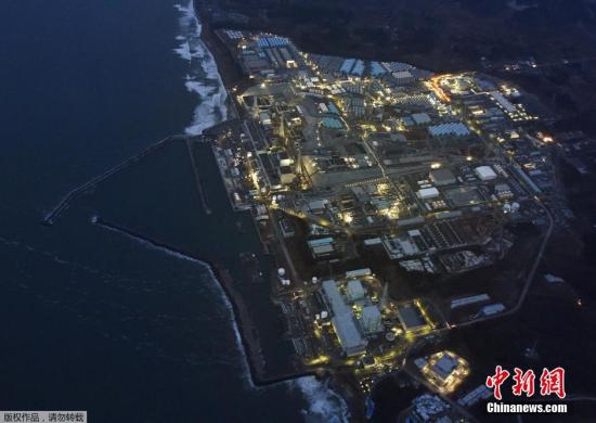 資料圖：當(dāng)?shù)貢r(shí)間3月10日，“3-11”大地震5周年紀(jì)念日的前一天，福島第一核電站在黃昏中停運(yùn)亮燈的場(chǎng)景。