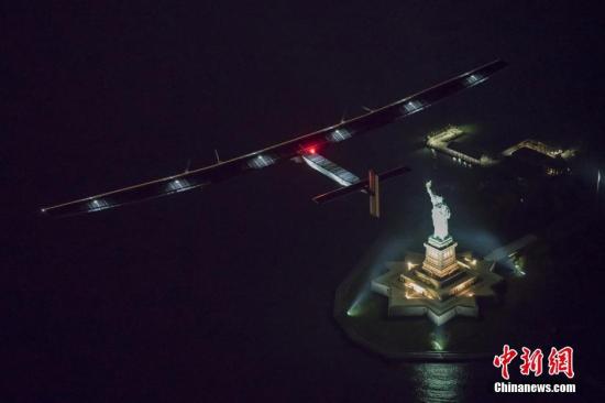 當地時間2016年6月11日，美國紐約，世界最大太陽能飛機“陽光動力2號”飛躍自由女神像。