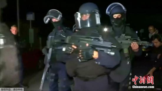 當?shù)貢r間6月14日，法國警方在巴黎市郊瑪格楠維爾鎮(zhèn)（Magnanville）擊斃一名涉嫌殺害一名警官及其妻子的嫌疑犯。襲擊者用刀殺死這名警官后進入警官的家里，將其家人扣為人質(zhì)。法國警方負責反恐的黑豹突擊隊抵達現(xiàn)場，在談判未果后發(fā)動攻擊，將襲擊者擊斃。現(xiàn)場聽到多起爆炸聲。
