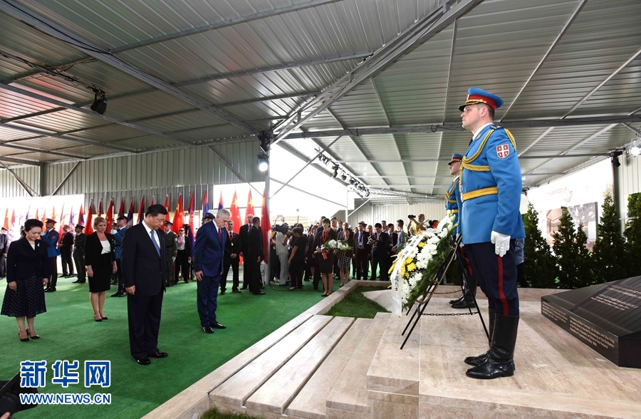 當地時間6月17日下午，剛剛抵達貝爾格萊德開始對塞爾維亞進行國事訪問的國家主席習近平和夫人彭麗媛首先前往中國駐南聯盟被炸使館舊址，憑吊在使館被炸事件中英勇犧牲的邵云環、許杏虎和朱穎3位烈士。新華社記者 饒愛民 攝 