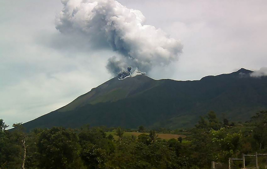 菲中部一火山噴發大量煙灰菲民航局警告飛機避開